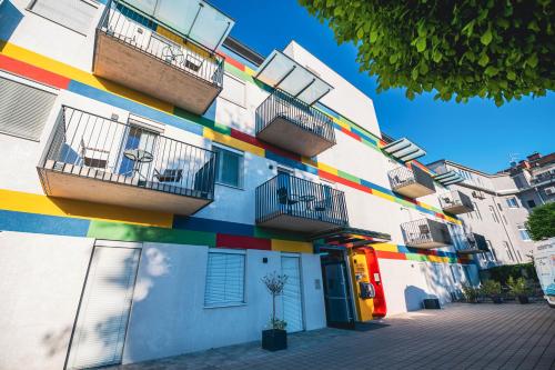 un edificio de colores vivos con balcones en una calle en sHome Hotel Graz - Self-Check-in & free parking en Graz