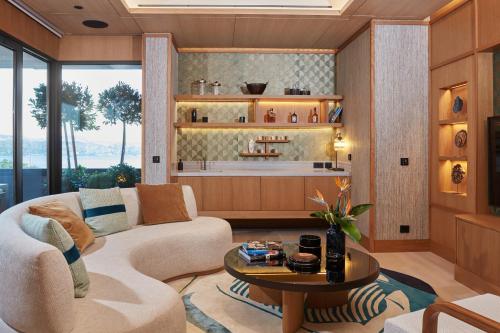 فندق The Ritz-Carlton, Istanbul at the Bosphorus في إسطنبول: غرفة معيشة مع أريكة وطاولة