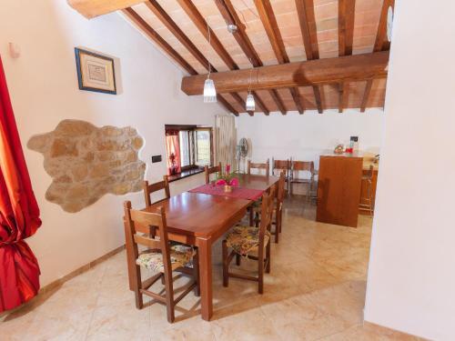 comedor con mesa de madera y sillas en Casa privata immersa nel verde con giardino e piscina, ad Assisi, en Mora