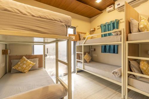 Habitación con literas en un albergue en Zostel Kolad, en Kolād