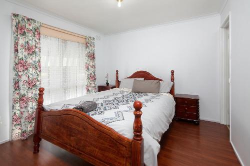 1 dormitorio con cama y ventana en Beautiful Family home, en Doveton