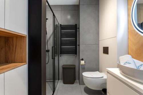 La salle de bains est pourvue d'une douche, de toilettes et d'un lavabo. dans l'établissement Green Park Resort D5- z dostępem do basenu, sauny, jacuzzi, siłowni, à Szklarska Poręba