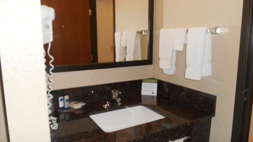 Ένα μπάνιο στο AmericInn by Wyndham New London