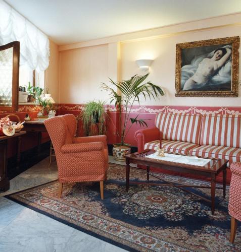 a living room with a couch and a table at Miralago in Albano Laziale