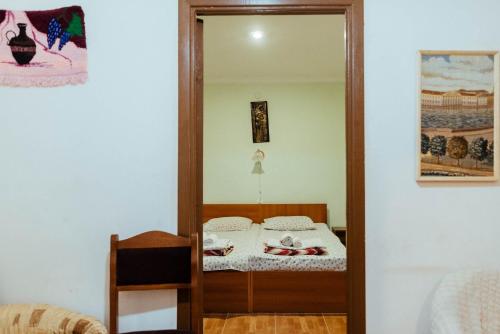 een spiegel in een slaapkamer met een bed erin bij IRIS B&B in DEBED CANYON in Alaverdi