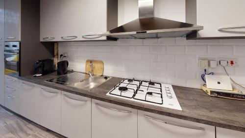 a kitchen with a stove and a sink at Central Valletta - 1 Bedroom maisonnette in Valletta