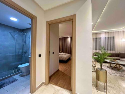 um quarto com casa de banho com WC e um quarto em Lovely Anfa City - By AppartAli em Casablanca