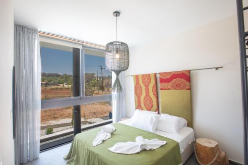 um quarto com uma cama com toalhas brancas em Protaras Elite Pearl Villa Ep17 em Protaras