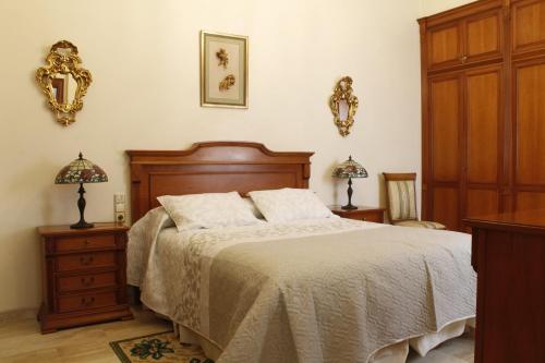 a bedroom with a bed and a dresser and two lamps at Casa del Sol in Cieza