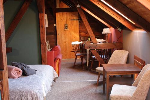 Schlafzimmer mit einem Bett, einem Tisch und Stühlen in der Unterkunft Zum Ginkgobaum in Stadtilm