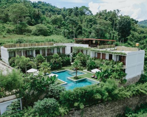 Piscina a PORTER HOTEL - Surf & Yoga Retreat o a prop