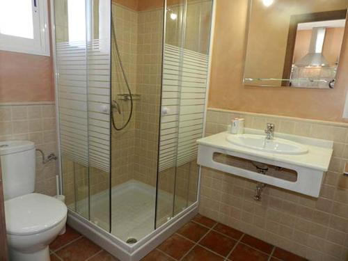 uma casa de banho com um chuveiro, um WC e um lavatório. em DADA CAÑOS em Los Caños de Meca