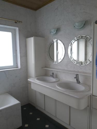 - Baño con 2 lavabos y 2 espejos en Kifissia center luxury, en Atenas