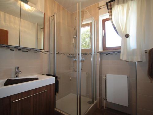 un bagno con doccia e lavandino di Ferienwohnungen Kirschner a Bad Birnbach