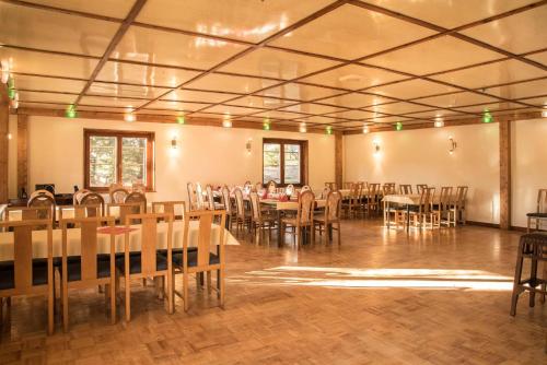 a banquet hall with tables and chairs in it at Pension Am historischen Kalkwerk in Bahretal