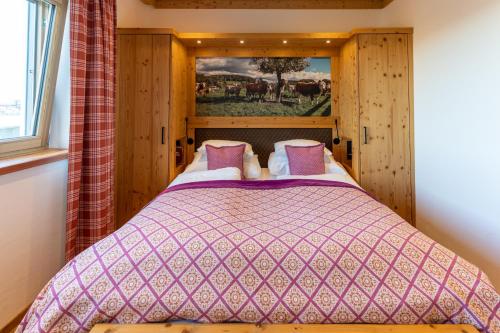 a bedroom with a bed in a room at Madlhof in Himmelreich