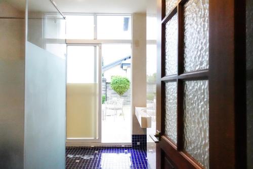 un pasillo con una puerta que conduce a un patio en 艸祭莊園 en Pi-tzu-t'ou
