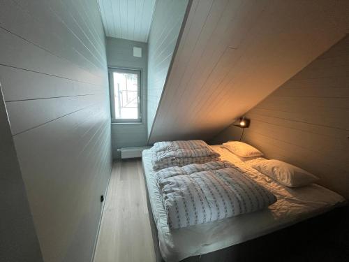 a small bedroom with a bed in the attic at Kåvan Townhouse Funäsdalen in Funäsdalen