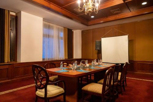a conference room with a table and chairs and a whiteboard at Duja Chalet Ski Center in Sarıkamıs
