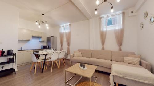 un salon avec un canapé et une table dans l'établissement Le Beau Bourg ***, à Strasbourg