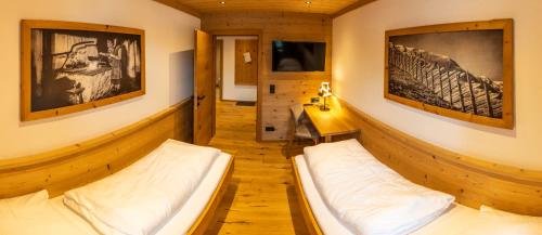 a room with two beds and a desk in it at Madlhof in Himmelreich