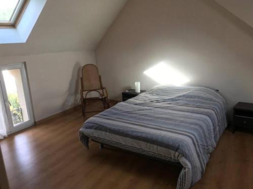 1 dormitorio con 1 cama con lámpara y silla en chez tatie yvette, en Cuise-la-Motte