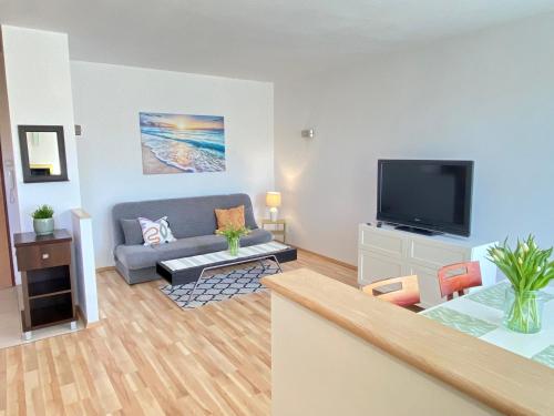Телевизор и/или развлекательный центр в Apartamenty Bałtyckie - Na Wydmie - winda, bezpłatny parking, 100m od port