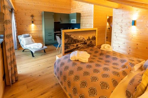 um quarto com uma cama grande num quarto em Madlhof em Himmelreich