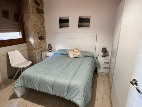 ビラノーバ・デ・アロウサにあるCasa Xulio Cambaの小さなベッドルーム(ベッド1台、椅子付)