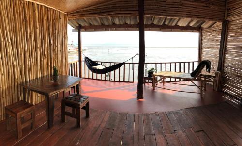 um quarto com rede de descanso e vista para o oceano em Navareeya House Seaview em Ko Lanta