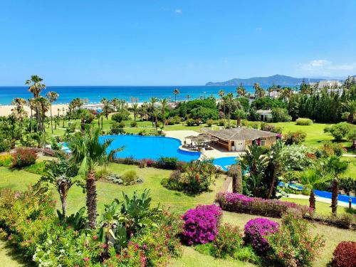 einen Luftblick auf ein Resort mit einem Pool in der Unterkunft Marina Smir Hotel & Spa in Mʼdik