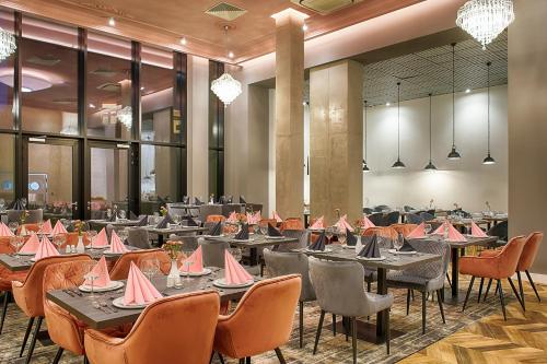 Reštaurácia alebo iné gastronomické zariadenie v ubytovaní Grand Focus Hotel Szczecin