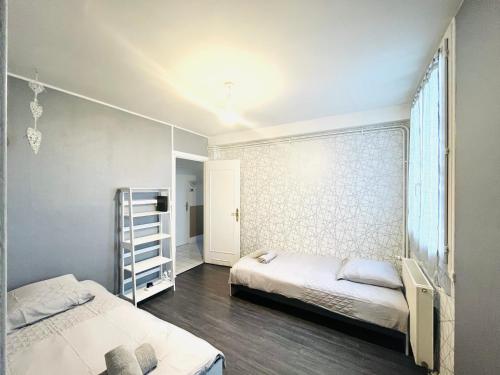 Ένα ή περισσότερα κρεβάτια σε δωμάτιο στο "Le Savanna" Magnifique T3 Montluçon centre - Hôpital - Parking gratuit
