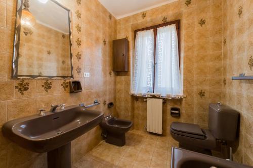 un bagno con lavandino e WC di Villa Campo al Pero a Rio Marina
