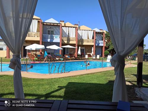 vista sulla piscina con resort di Ydna Apartments a Possidi