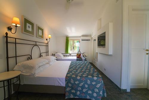チェファルにあるCefalu Resort - Sporting Clubのベッドルーム1室(ベッド1台、テーブル、窓付)