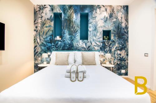 een slaapkamer met een bed met twee trouwschoenen erop bij BePlace Apartments in Gae Aulenti in Milaan