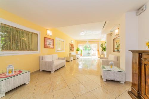 卡托利卡的住宿－Residence Promenade，大型客厅配有沙发和桌子