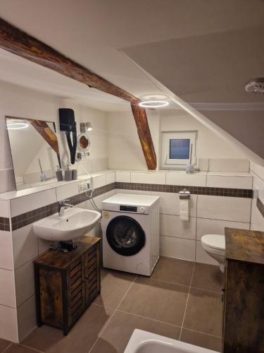 a bathroom with a washing machine and a sink at Ferienwohnung Amo in Wangen im Allgäu