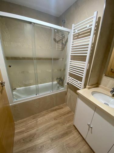La salle de bains est pourvue d'une douche et d'un lavabo. dans l'établissement El Capricho, à Siero