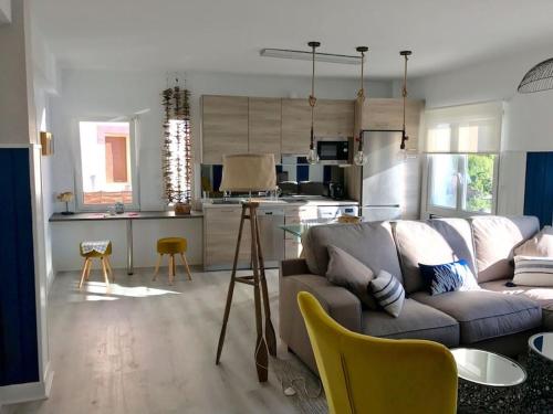 a living room with a couch and a kitchen at Edificio con vistas en Elantxobe + wifi in Elanchove