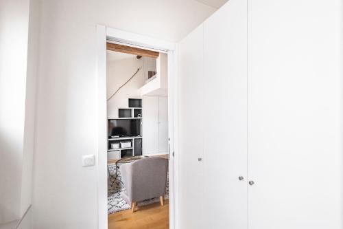 een open deur naar een woonkamer met een stoel bij Tourville - Très beau studio - Bail mobilité in Parijs