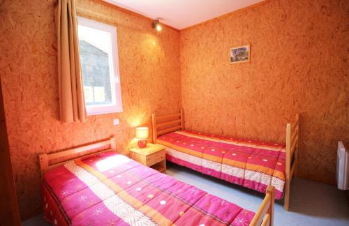 sypialnia z 2 łóżkami i oknem w obiekcie Le mas - gite n°5 w mieście Vaulry