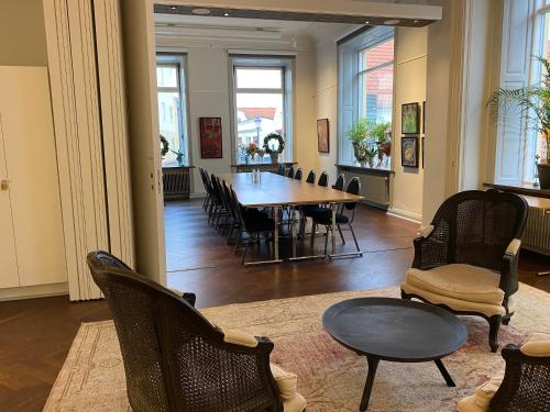 a dining room with a table and chairs at Continental du Sud in Ystad