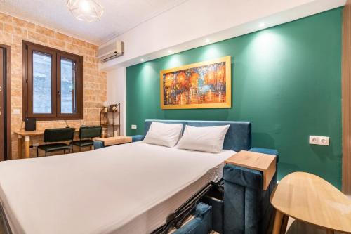 Katil atau katil-katil dalam bilik di Cute tiny apartment in the heart of Flisvos