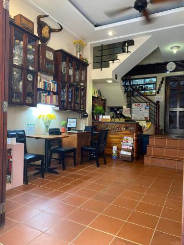 - une salle à manger avec une table et des chaises dans l'établissement Kim Hotel, à Hô-Chi-Minh-Ville