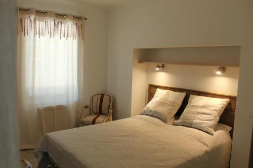 - une chambre avec un lit, une fenêtre et une chaise dans l'établissement LA GALINE, à Ménerbes