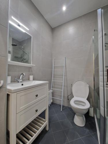 une salle de bain avec toilettes, lavabo et douche dans l'établissement Rivoli SeaSide Apartment, à Nice