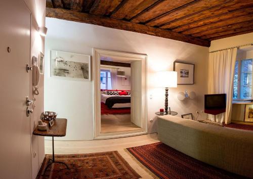 1 dormitorio con un espejo grande en una habitación en FishSquare, en Liubliana