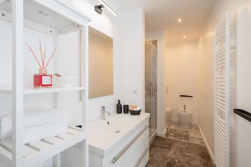 ein weißes Bad mit einem Waschbecken und einem WC in der Unterkunft Annamaria - Central Station Charming accommodation in Bari